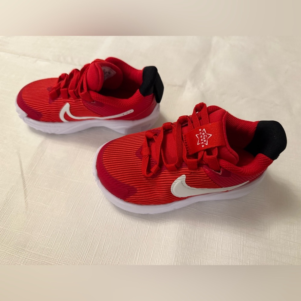 NWOT Nike Star Runner toddler sneakers, red, white, black—size 8 - Picture 3 of 6